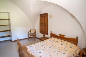 Un pat sau paturi într-o cameră la Gîte La Cazelle 4/6 personnes du Presbytère