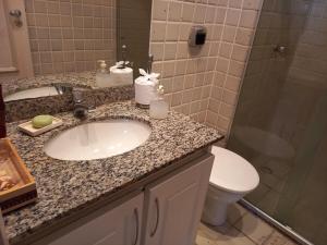 ein Badezimmer mit Waschbecken, Toilette und Dusche in der Unterkunft apartamento em aréa nobre in Vitória da Conquista