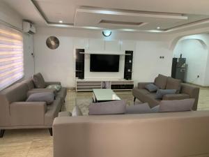 TV i/ili multimedijalni sistem u objektu Apples