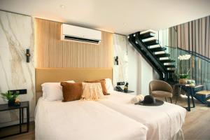 Cama ou camas em um quarto em Cavo Maris Beach Hotel