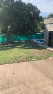 uno skatepark con una recinzione verde e una piscina di sierras nuevas a Mendiolaza