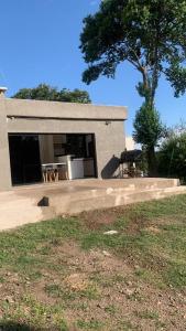 una casa con un albero davanti di sierras nuevas a Mendiolaza