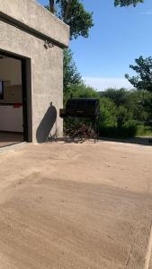 una panchina seduta di fronte a un edificio di sierras nuevas a Mendiolaza