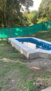una piscina in un cortile con una recinzione di sierras nuevas a Mendiolaza Altre 13 foto