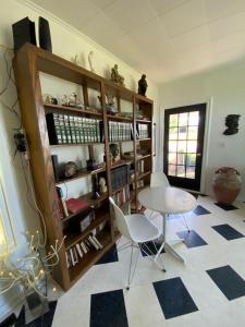 ein Zimmer mit einem Tisch und einem Bücherregal in der Unterkunft Lighthouse Point in Ashtabula