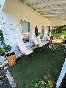 eine Veranda mit Stühlen und einem Tisch an einem Haus in der Unterkunft Lighthouse Point in Ashtabula + 3 Fotos