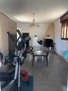 una sala de estar con un gimnasio con una mesa en Anglica's Suite, en San Michele Salentino