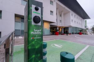 una señal inteligente de movilidad frente a un edificio en Port Elche, en Elche