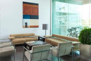 sala de estar con sofás, mesa y sillas en Port Elche, en Elche