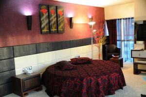 una habitación de hotel con una cama y una silla en Hotel Grand Eregli, en Ereğli