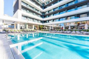 una imagen de una piscina en un edificio en Port Alicante City & Beach, en Alicante 37 fotos más
