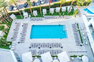 an overhead view of a swimming pool with lounge chairs and a resort at Port Alicante City & Beach in Alicante