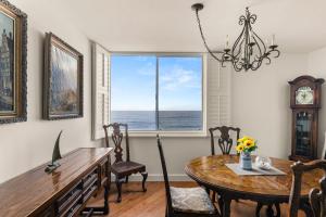 une salle à manger avec une table et une fenêtre dans l'établissement Waterfront Condo Unmatched Views and Prime Location, à San Diego