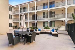 un patio avec un canapé, une table et des chaises dans l'établissement Waterfront Condo Unmatched Views and Prime Location, à San Diego