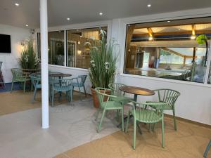 a restaurant with tables and chairs and a window at Sweet Pea Pet Friendly Lodge in South Cerney