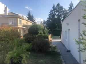 a view of a house with a yard at Logement cadre Champêtre, entre ville et campagne in Commelle-Vernay