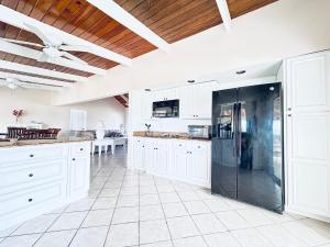 Kuchyň nebo kuchyňský kout v ubytování Blue Bird Villa - Turks & Caicos + 28 fotografií