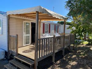 Το κτήριο όπου στεγάζεται  το κάμπινγκ