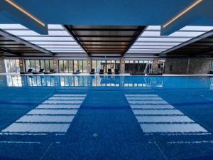 Swimmingpoolen hos eller tæt på Family Hotel Delta + 66 billeder