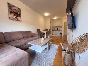 een woonkamer met een bank en een tafel bij Central Point • Apartment 59 in Podgorica