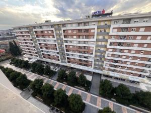 een luchtzicht op een groot appartementencomplex bij Central Point • Apartment 59 in Podgorica