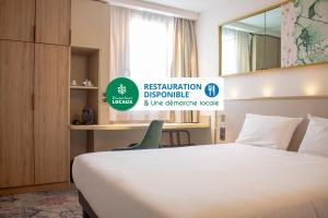 een hotelkamer met een bed en een bord dat zegt feestelijke ontmoediging en wij bij Brit Hotel Bordeaux Aéroport - Le Soretel in Mérignac