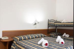 Postel nebo postele na pokoji v ubytování Bikini Tropicana Family Hotel