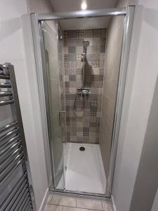 LauntonにあるHouse Launton Village - close to Tythe Barn, Blenheim Palace & Bicester Shoppingの浴室のガラス扉付きシャワー +3枚の写真