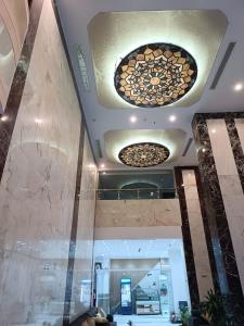 a lobby with two coffered ceilings in a building at فندق رفاق Refaq Hotel in Makkah