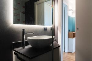 Ένα μπάνιο στο Youhosty - Pasolini 84 +19 φωτογραφίες