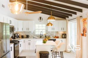 Кухня или мини-кухня в Villa Coby - Exclusive Antigua Retreat in Jolly Harbour
