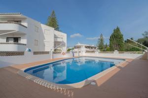 een zwembad voor een huis bij 5 bedroom Beach house in Luz, Lagos in Luz