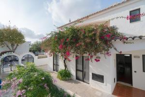 een wit gebouw met roze bloemen erop bij 5 bedroom Beach house in Luz, Lagos in Luz