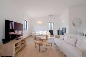 een woonkamer met een witte bank en een tafel bij 5 bedroom Beach house in Luz, Lagos in Luz