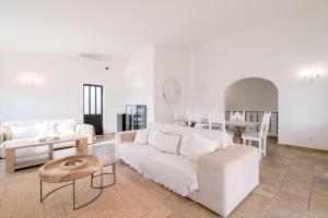 een woonkamer met een witte bank en een tafel bij 5 bedroom Beach house in Luz, Lagos in Luz