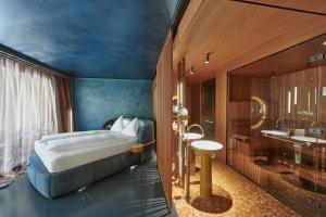 una camera da letto con un letto e un bagno con un lavandino di Sonne Seehotel a Eich