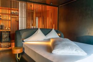 Letto o letti in una camera di Sonne Seehotel