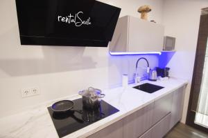 A kitchen or kitchenette at RentalSevilla Looks Pretty and modern