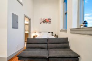 Χώρος καθιστικού στο Bright and Modern Studio in Louisville # 309 +55 φωτογραφίες