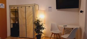 TV a/nebo společenská místnost v ubytování Lichtdurchflutetes Zimmer - Marienberg + 37 fotografií