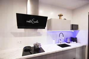 A kitchen or kitchenette at RentalSevilla Looks Pretty and modern