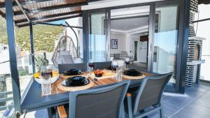 En balkon eller terrasse på Kalkan 2 Bedroom Apartment 7408