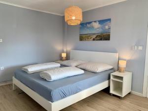 Ένα ή περισσότερα κρεβάτια σε δωμάτιο στο Coastal hideaway bungalow with garden