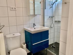 Ένα μπάνιο στο Coastal hideaway bungalow with garden +23 φωτογραφίες