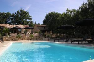La alberca dentro o cerca de Le Gîte du Hameau Fleur de Pierres