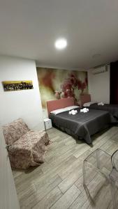 sypialnia z łóżkiem i krzesłem w obiekcie Napoli Relais w mieście Neapol
