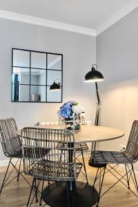 een eetkamer met een tafel en stoelen bij Apt 1B LuxuryRentalsMurcia in Murcia