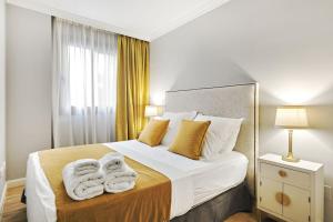 een slaapkamer met een bed met handdoeken erop bij Apt 1B LuxuryRentalsMurcia in Murcia