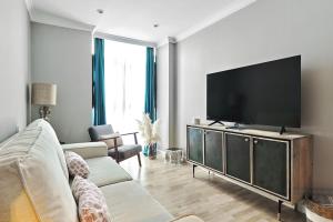 een woonkamer met een grote flatscreen-tv bij Apt 1B LuxuryRentalsMurcia in Murcia