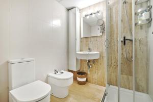 een badkamer met een toilet, een wastafel en een douche bij Apt 1B LuxuryRentalsMurcia in Murcia +23 foto's